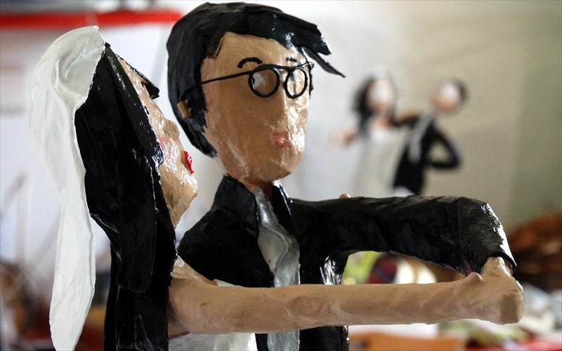 i-fantasia-pairnei-zoi-sta-xeria-tis-papiera-photos