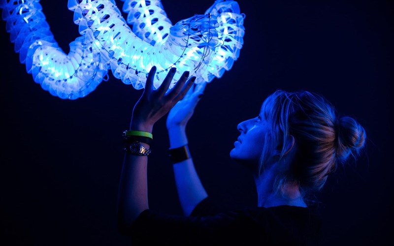 milisame-me-ton-suntonisti-tis-ekthesis-digital-revolution