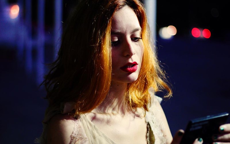 to-tesla-parousiazei-to-acoustic-room-kathe-tetarti