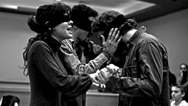 h-antigoni-tou-sofokli-periplanietai-sto-kentro-tis-athinas