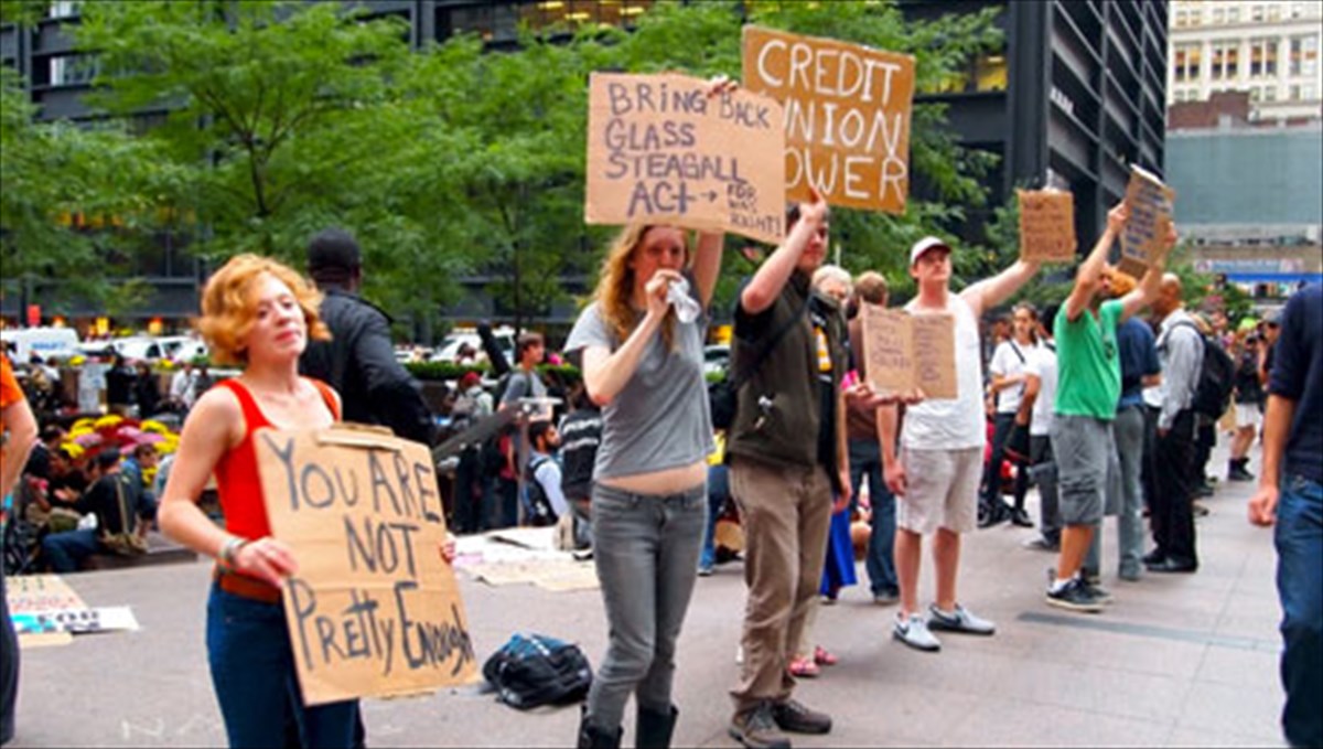 suggrafeis-kai-dianooumenoi-stirizoun-to-kinima-katalabete-ti-gouol-strit