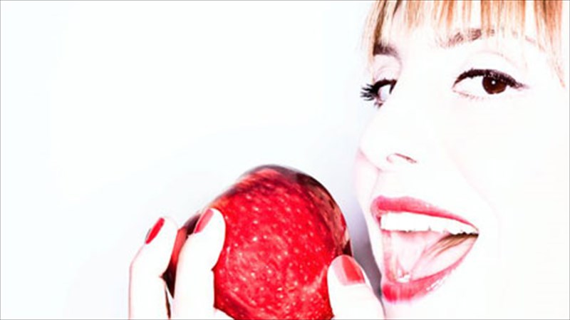 mia-artistic-persona-kukloforei-stis-athinaikes-mousikes-skines