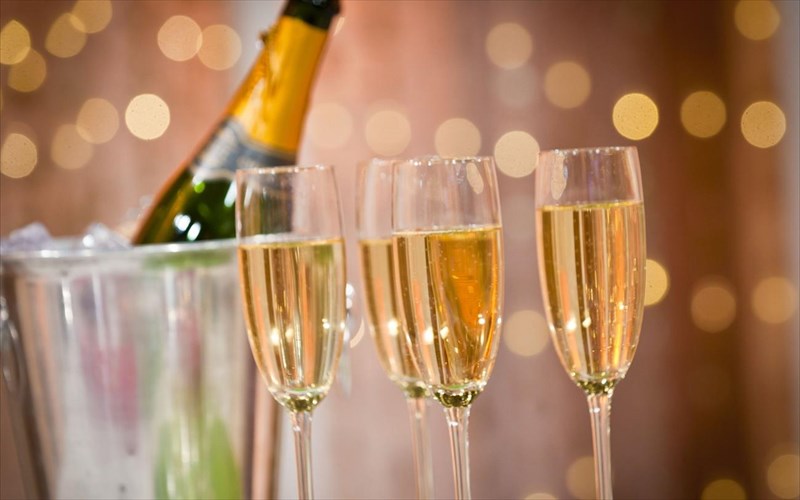 i-sampania-giortazei-ki-emeis-giortazoume-mazi-tis