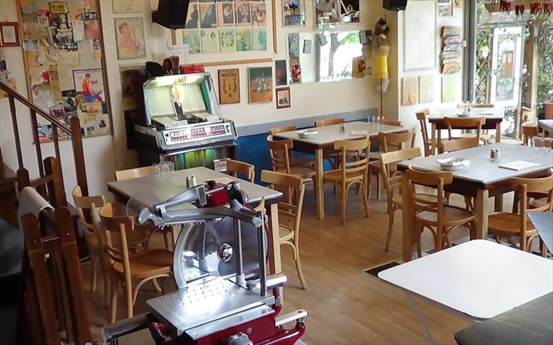 xoxlidaki-to-ouzeri-pou-mas-pige-krouaziera-stis-kuklades-se-2-ores-ores