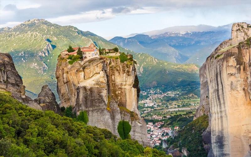 taksideuoume-sta-pio-touristika-simeia-tis-elladas