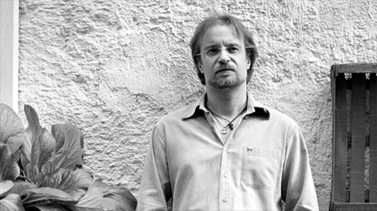 o-miltos-pasxalidis-kai-oi-lexicon-project-dipla-sto-potami