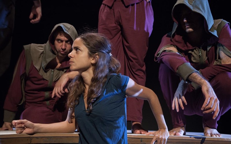 oi-patari-project-pianoun-papoutsi-pano-sto-piano-sto-theatro-porta