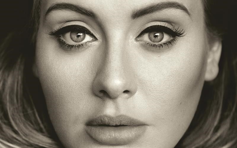 adele-to-koritsi-tis-diplanis-portas-pou-egine-superstar