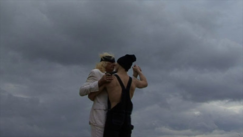 i-kokkini-maria-tou-kosta-zapa-stis-kinimatografikes-aithouses