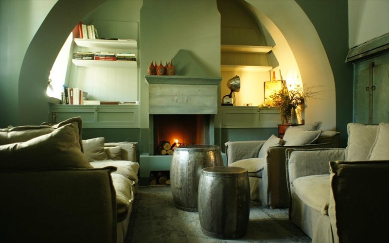 apeiros-xora-enas-mikros-ksenonas-me-mia-terastia-istoria