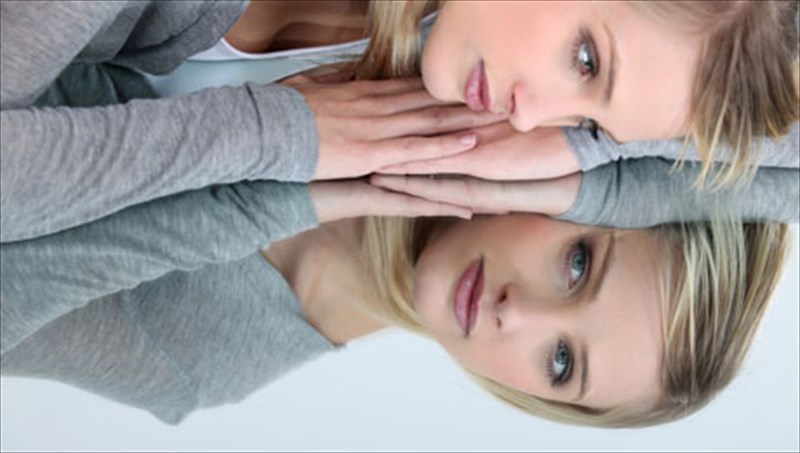 giati-sumpathoume-osous-mas-moiazoun