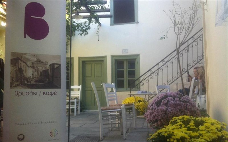 tis-tetartes-pame-brusaki-gia-kafe-me-thea-tin-akropoli