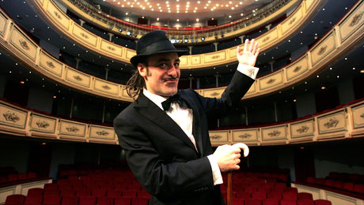 o-poludiastatos-trobadouros-tonino-carotone-sto-theatro-akropol