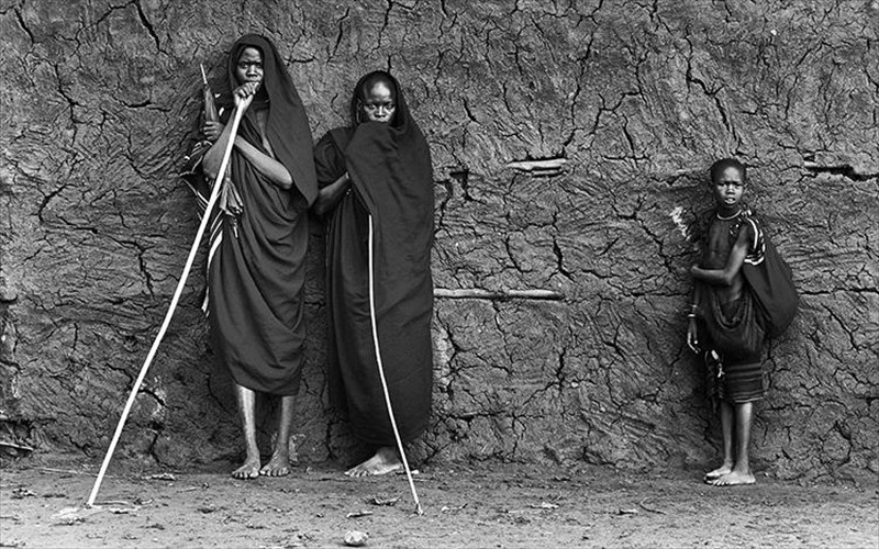 diethnis-thematiki-ekthesi-fotografias-se-aspro-mauro