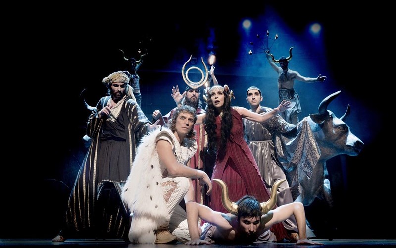 o-iasonas-kai-to-xrusomallo-deras-apo-to-sabbato-21-noembriou-kai-pali-sto-theatro-badminton