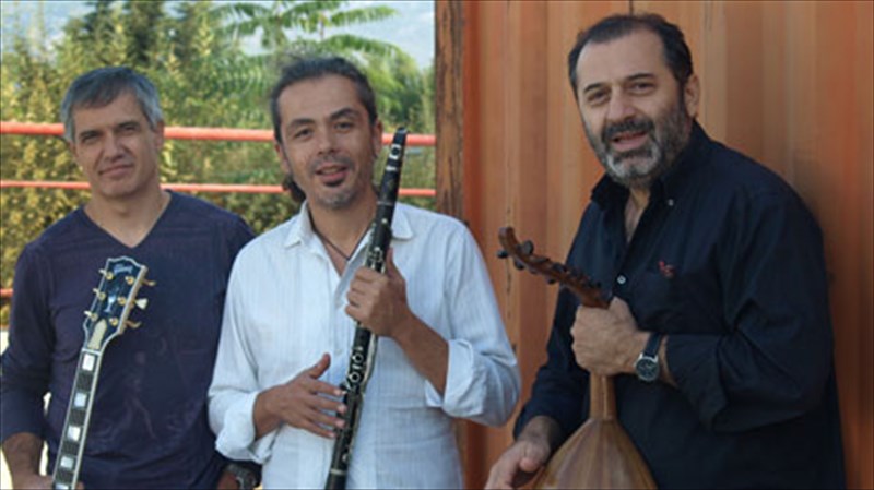 world-music-sunantisi-sto-half-note