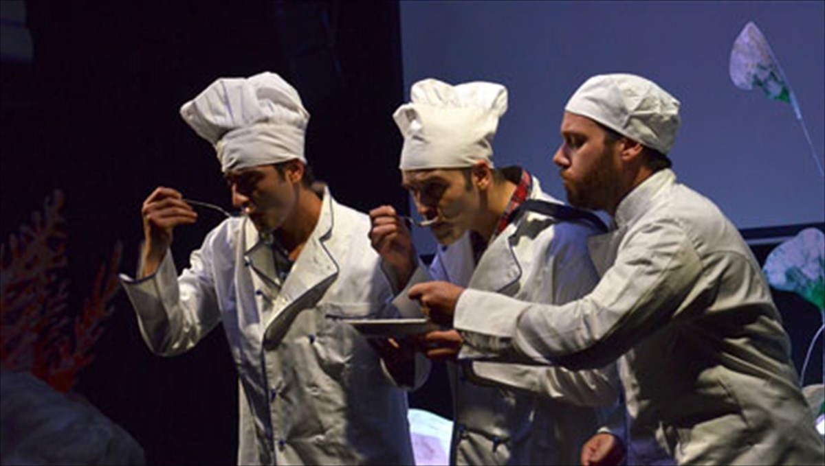 ti-kanei-mia-psarosoupa-se-mia-mousiki-skini