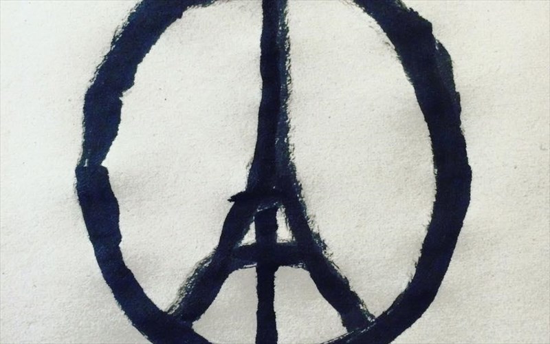 o-purgos-tou-aifel-sto-sumbolo-tis-eirinis-pou-ekane-ton-guro-tou-kosmou