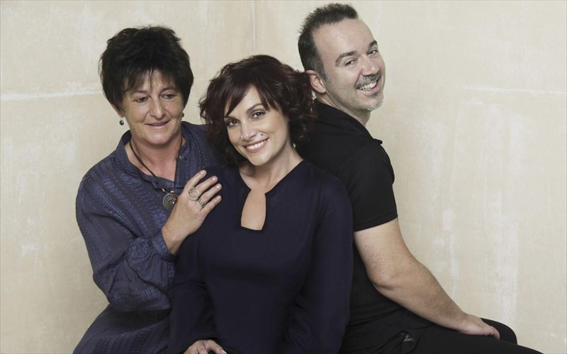 paratasi-gia-tis-eleonora-zouganeli-kai-foteini-belesiotou-stin-akti-peiraios