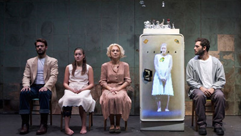 i-natalia-tsaliki-se-enan-oneiriko-gualino-kosmo