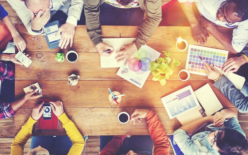 neighbour-hook-sta-sunergatika-kafeneia-tis-proteuousas