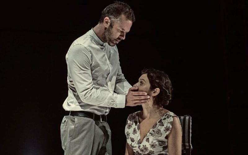 kritiki-tefra-kai-skia-sta-bathi-enos-diataragmenou-parelthontos-xronou