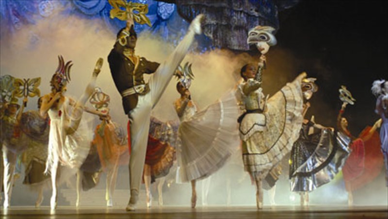 o-xoros-tis-parastratimenis-apo-to-grand-moscow-classical-ballet