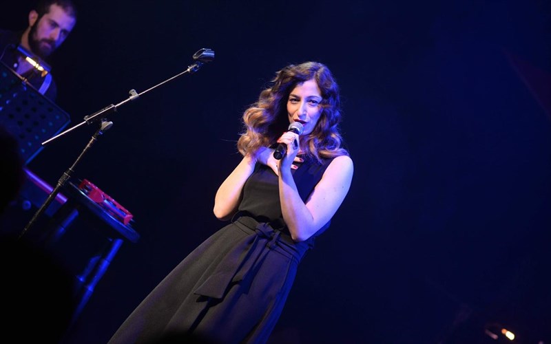 sunantisame-ti-mariza-rizou-sto-passport-photos