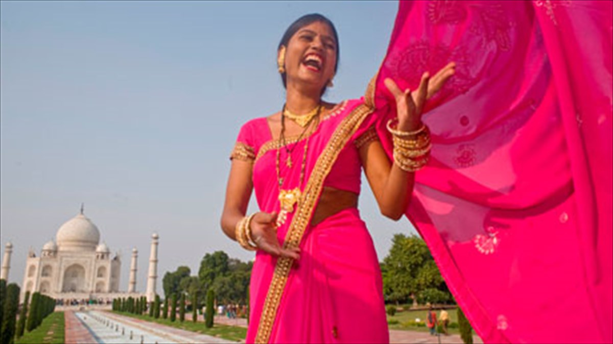 ekthesi-fotografikon-ergon-apo-enan-thiluko-kosmo