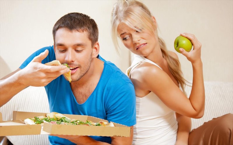 oi-antres-katanalonoun-perissoteri-pitsa-otan-trone-me-gunaikes