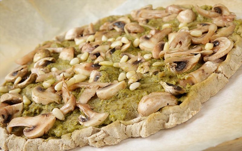 xortofagiki-pitsa-xoris-glouteni-me-saltsa-pesto-kai-manitaria