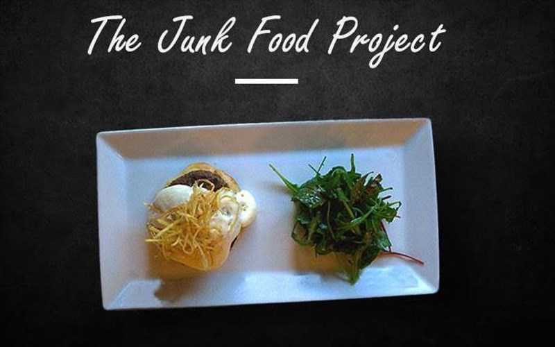 to-theio-tragi-blepei-kai-mageireuei-to-junk-food-allios