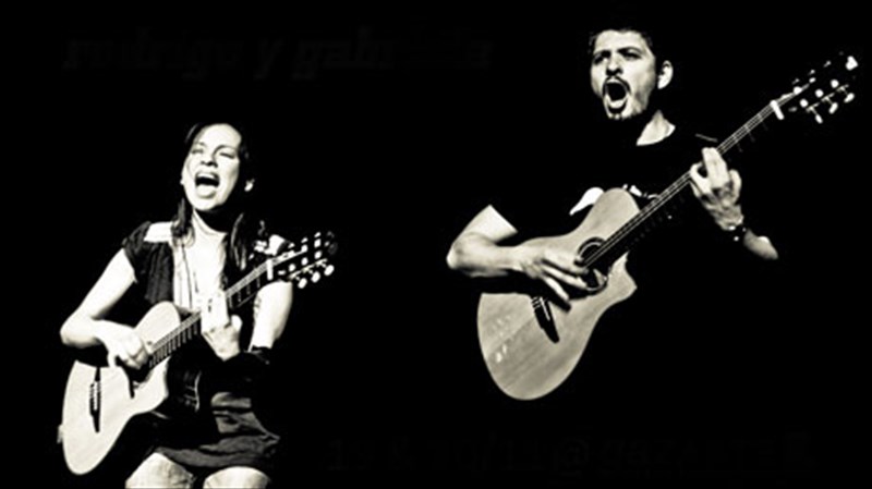 duo-kithares-pera-apo-ta-oria-sti-skini-tou-gazarte