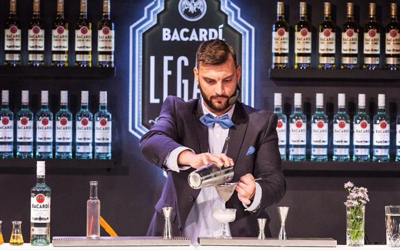 o-mixologist-k-kapniaris-ksupna-tis-aisthiseis-mas-me-to-thimisis