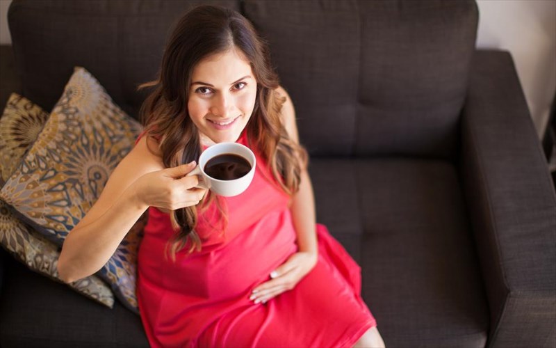 kafes-stin-egkumosuni-epitrepetai-me-metro