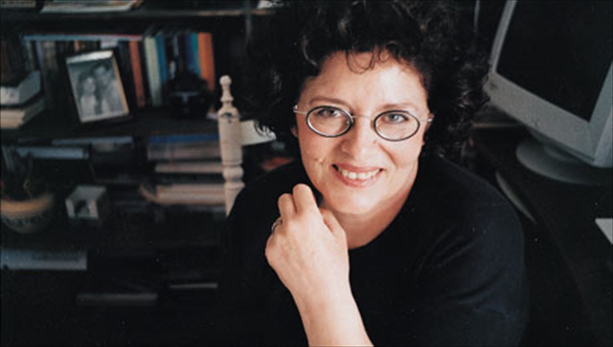 efakinou-kathe-epoxi-exei-tin-istoria-tis-kai-ta-prosopa-pou-tis-aksizoun