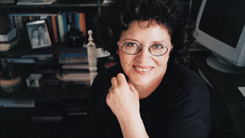 efakinou-kathe-epoxi-exei-tin-istoria-tis-kai-ta-prosopa-pou-tis-aksizoun