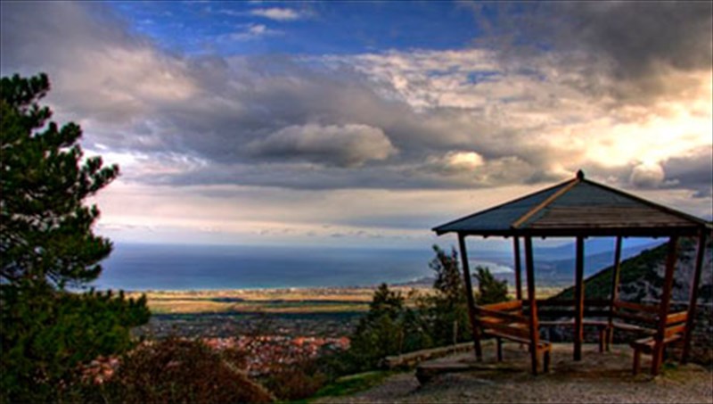 litoxoro-pierias-paradosiaki-omorfia-stous-propodes-tou-bounou-ton-theon