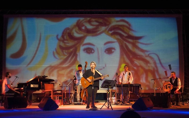 sunantisame-tin-dimitra-galani-kai-tin-mousiki-tis-parea