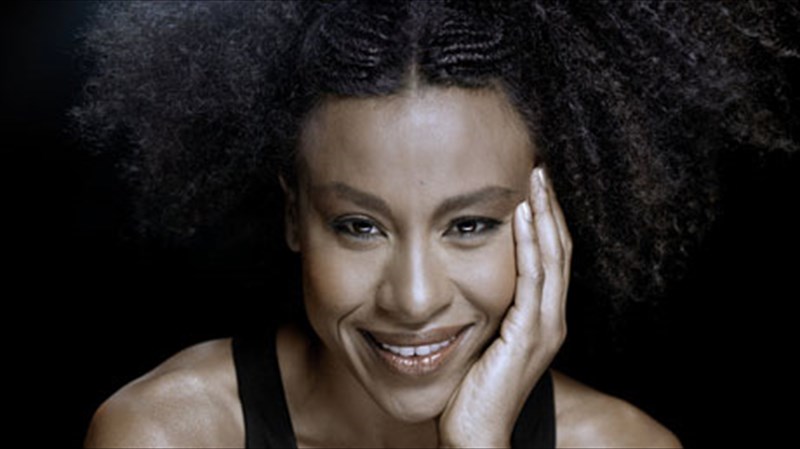 afieroma-sti-nina-simone-apo-mia-neari-bretanida-mousiko