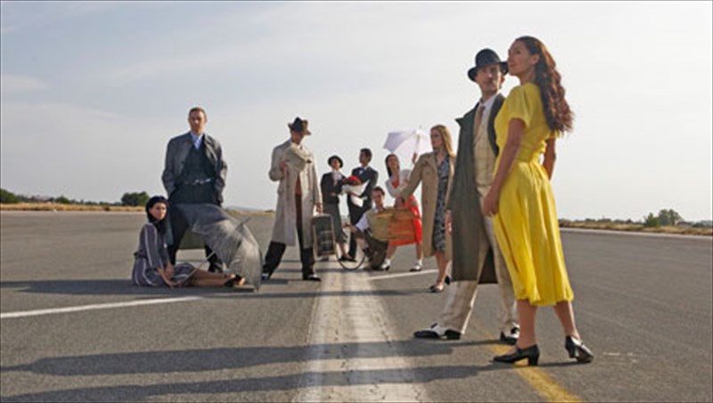 oloi-xoreuoun-bals-stin-ethniki-luriki-skini