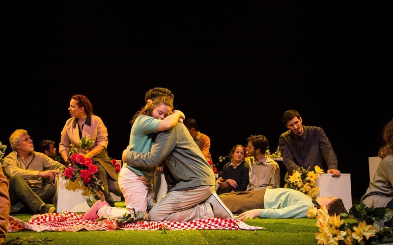 i-omada-en-dunamei-sto-theatro-sti-stegi