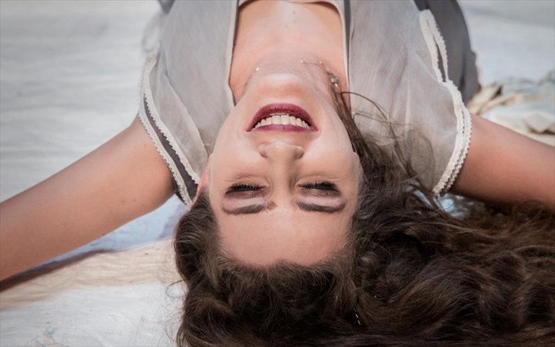 i-despoinis-tzoulia-tou-strintmpergk-sto-neo-theatro-katerinas-basilakou