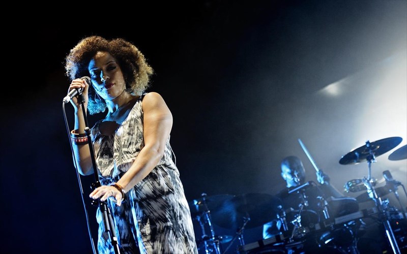 oi-massive-attack-ekrupsan-ta-nea-tous-tragoudia-se-mia-efarmogi-iphone