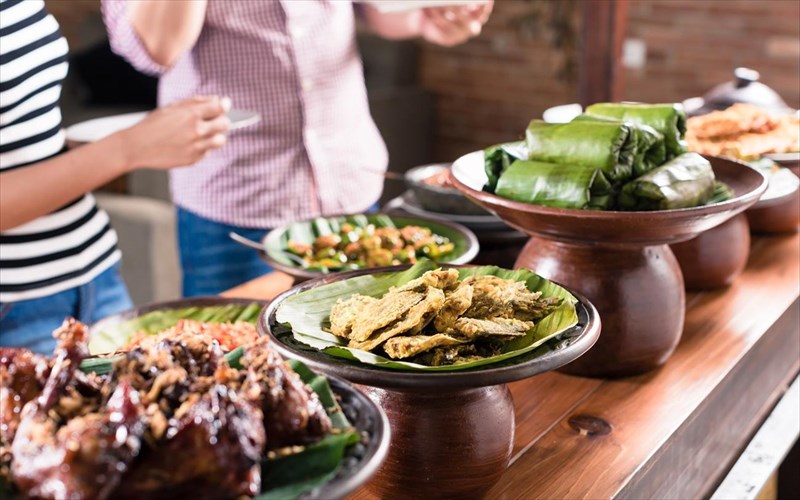 to-rosebud-mas-pigainei-taksidi-se-eksotikous-proorismous-geusis