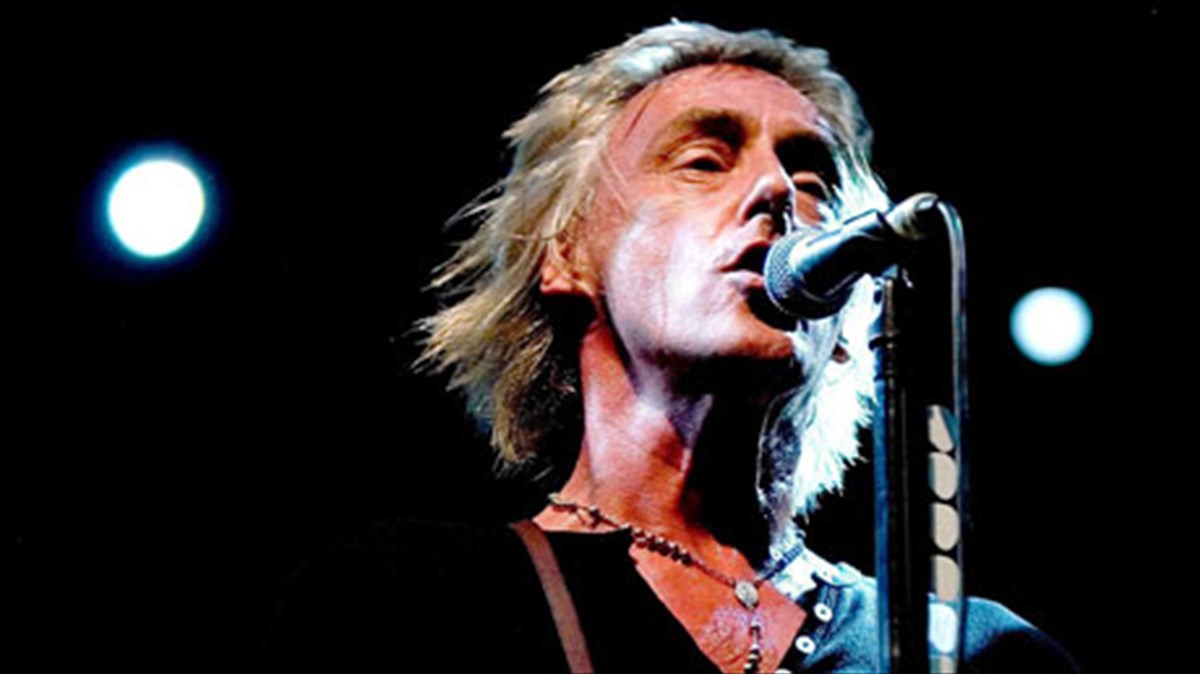 o-paul-weller-koitazei-mprosta-me-to-neo-tou-album