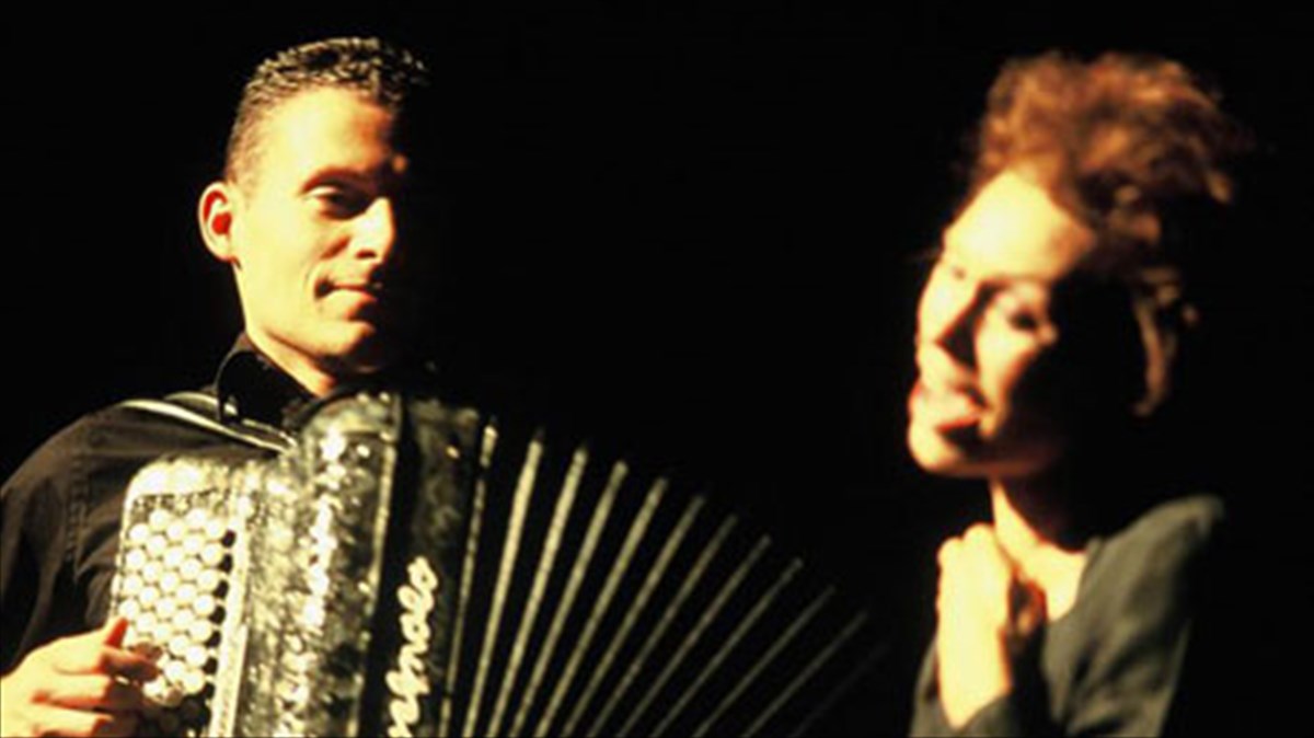 i-zoi-tis-entith-piaf-sto-megaro-mousikis