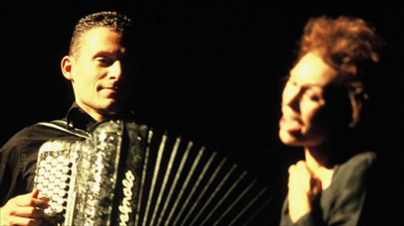 i-zoi-tis-entith-piaf-sto-megaro-mousikis