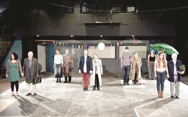 kritiki-ena-xoriko-zois-kai-thanatou-me-thlipsi-alla-kai-xioumor