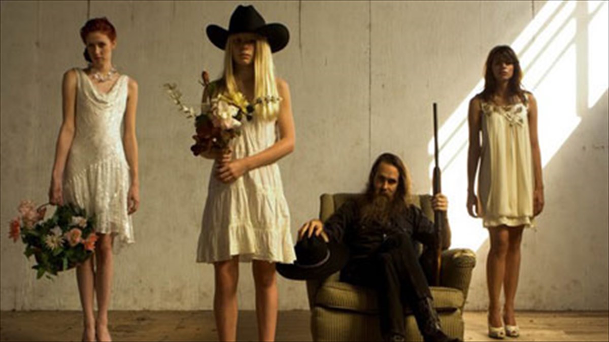 enas-idiaiteros-tragoudopoios-sti-skini-tou-bios